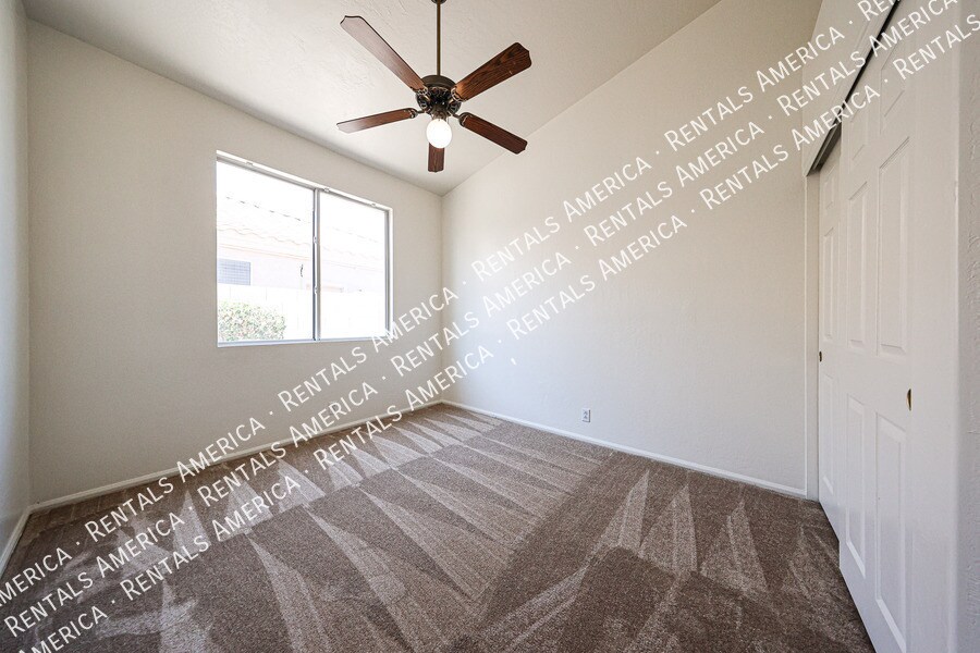 Building Photo - 7257 E Lakeview Ave