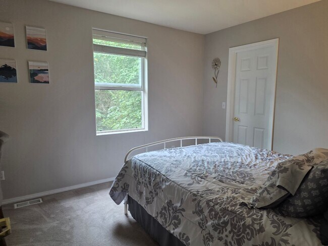 Building Photo - 3 Bedroom Craftsman Style Home in Convenie...