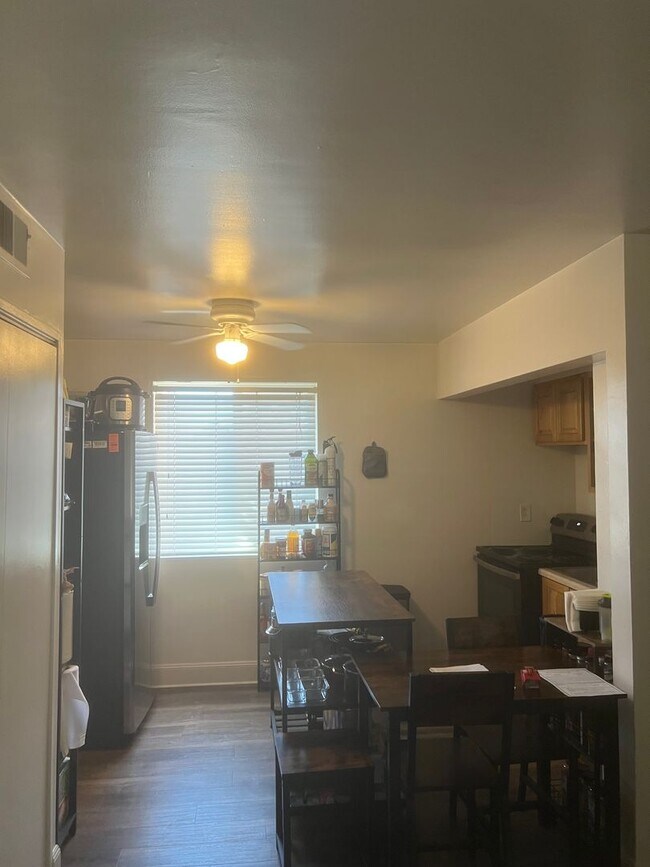 Building Photo - Price drop to $1095 a month - limited time...