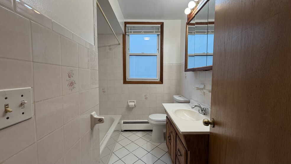 BATHROOM - 33 Jefferson Ave