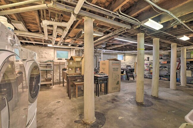 Building Photo - 326 N Grove Ave