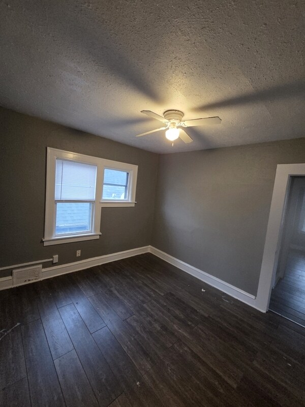 Building Photo - 2422 W Concordia Ave