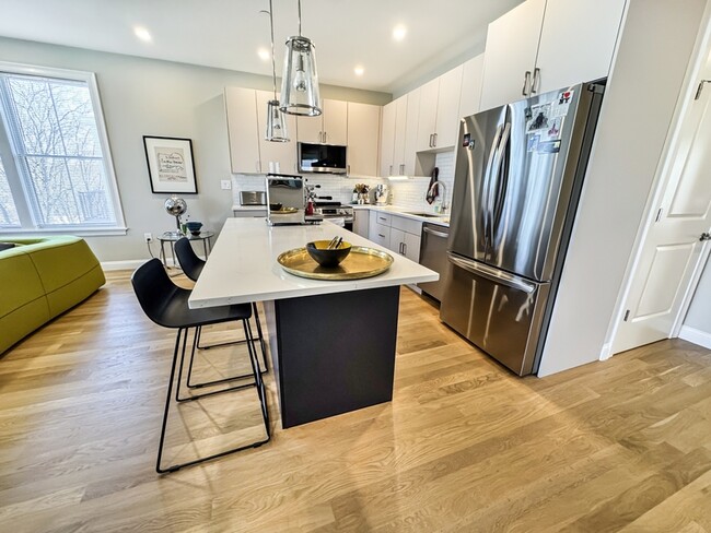 Building Photo - 40 Waverly St