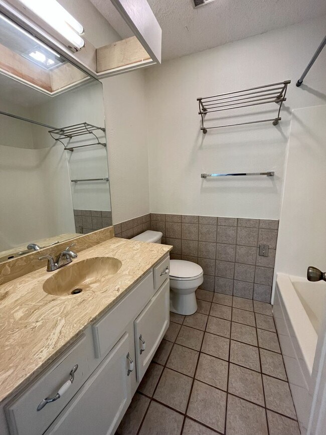 Building Photo - Big 3/2 Townhome Close to Downtown