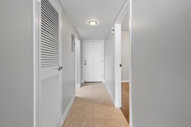 Building Photo - Beachfront Condo with Ocean Views and Acce...