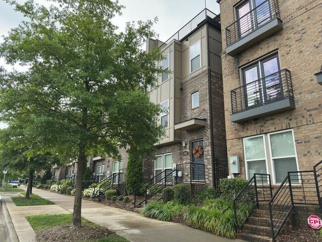 Building Photo - Stunning Townhome With Skyline Views!