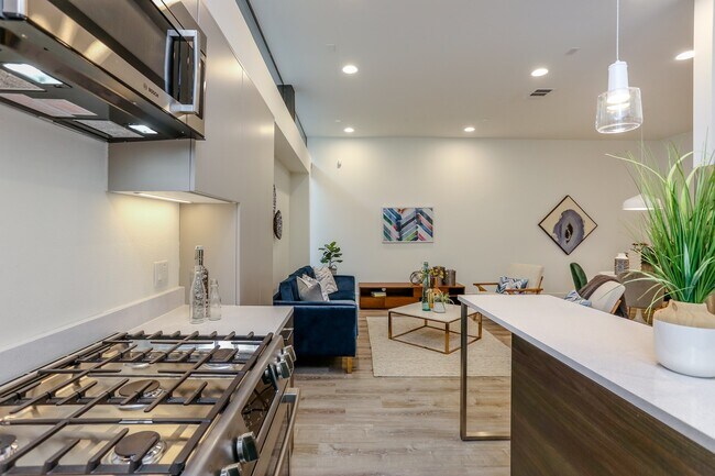 Building Photo - 3404 Saltus St