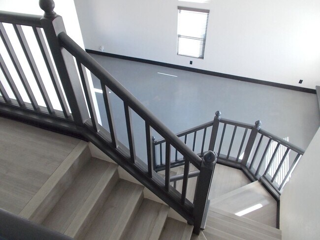 Building Photo - Spacious 4-Bed Home in Quiet Las Vegas Cul-de-Sac with Private Backyard