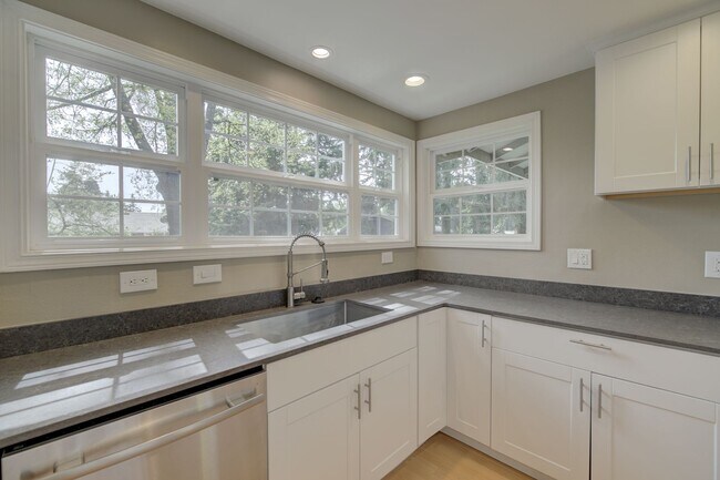 Building Photo - 13930 122nd Ave NE
