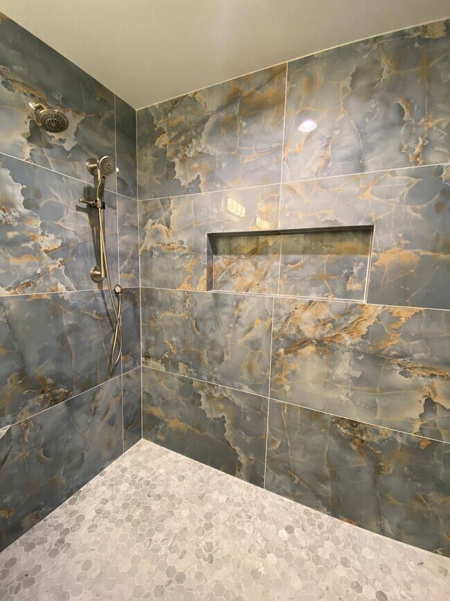 Building Photo - 1402 Parkway Dr