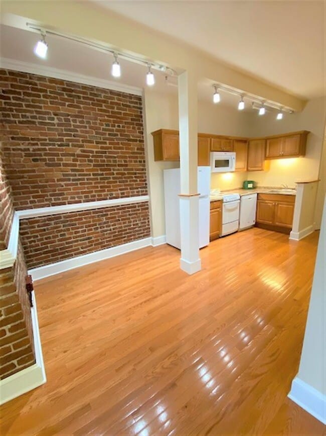 Building Photo - 910 Massachusetts Ave