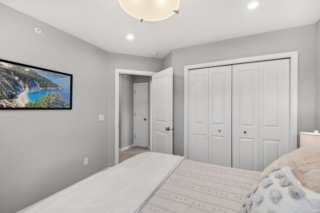 Building Photo - Rare End Unit 3Bed 3Bath Townhome in Rogers