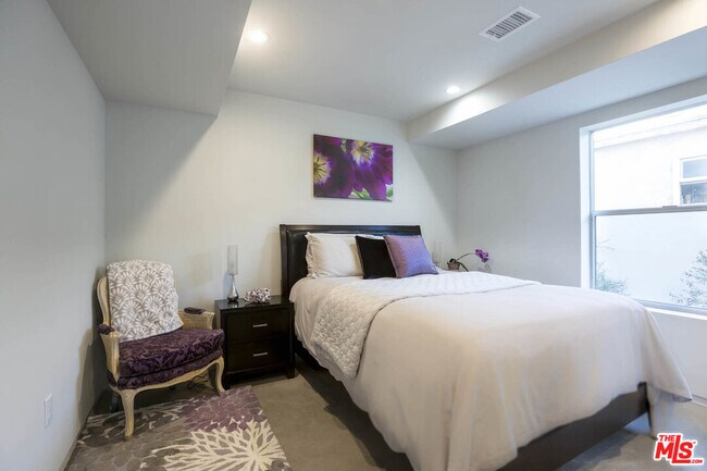 Building Photo - 615 6th Ave