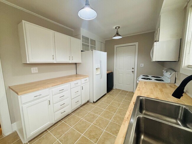 Building Photo - AVAILABLE NOW- Renovated in Rosewood!