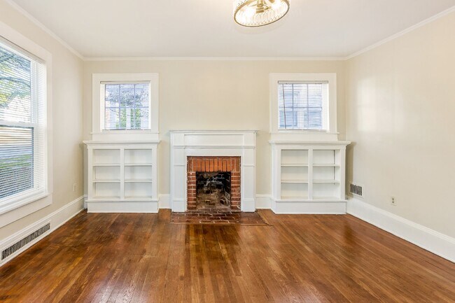 Building Photo - 2 Bed, 1 Bath Townhome in Haymount