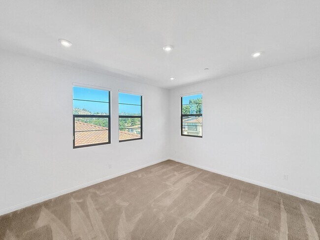 Building Photo - Beautiful 5B/4.5BA Home in Escondido Now A...