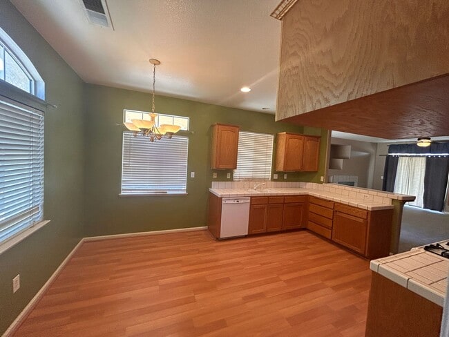 Building Photo - Open and spacious in Lemoore