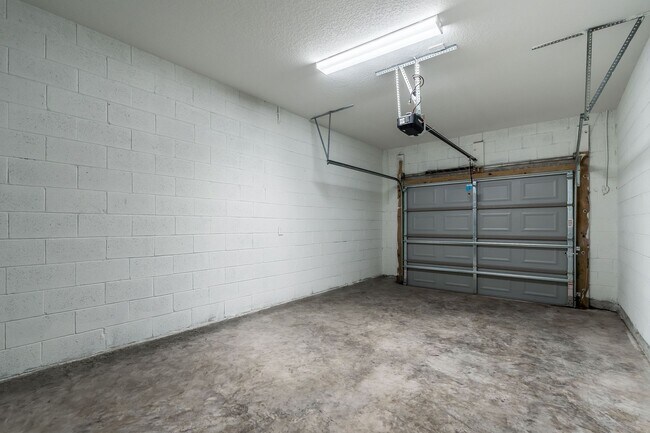 Building Photo - 5347 Vista Lago Dr