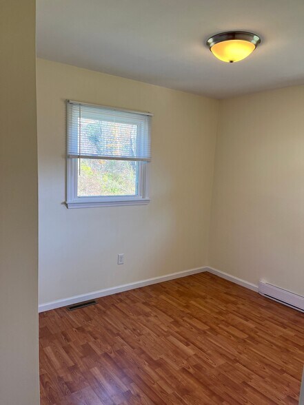 Building Photo - 897 Jefferson Hill Rd