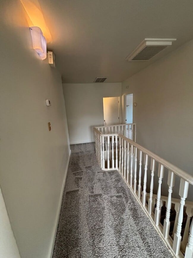 Building Photo - 2 Bedroom 1 Bath Apt in Newberg