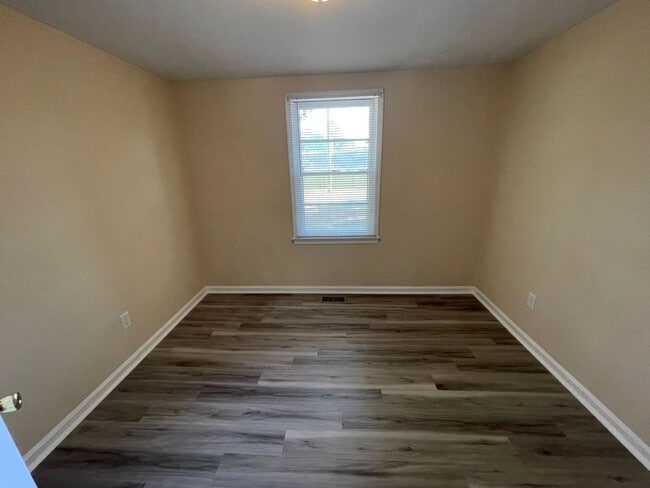 Building Photo - 3 Bedroom Brick Ranch near Armory / Martin...