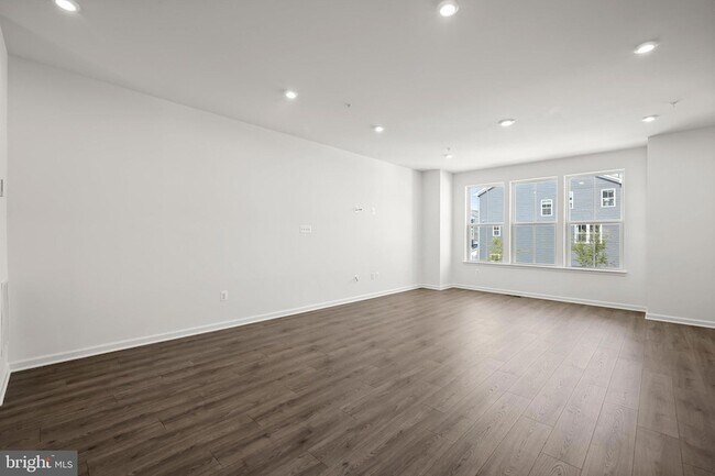 Building Photo - 643 Eastland Row