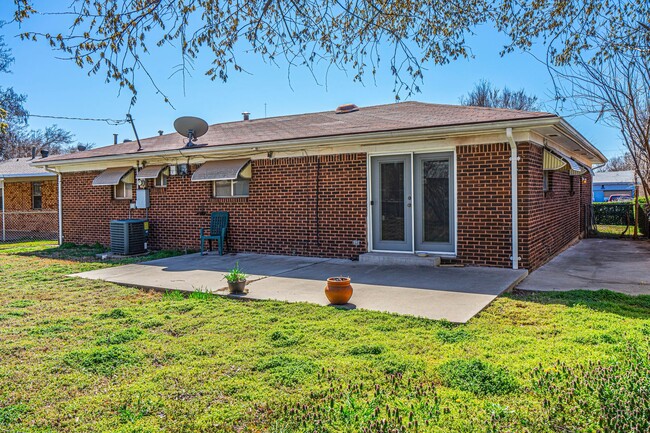 Building Photo - 4 Bedroom 1.5 Bath Home Near I-240 and I-3...
