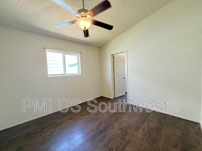 Building Photo - 1386 Lakeside Dr