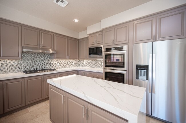 Building Photo - Live The Red Rock Country Club Lifestyle!!