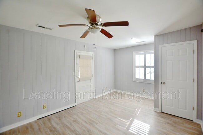 Building Photo - 2 Rosedale Dr