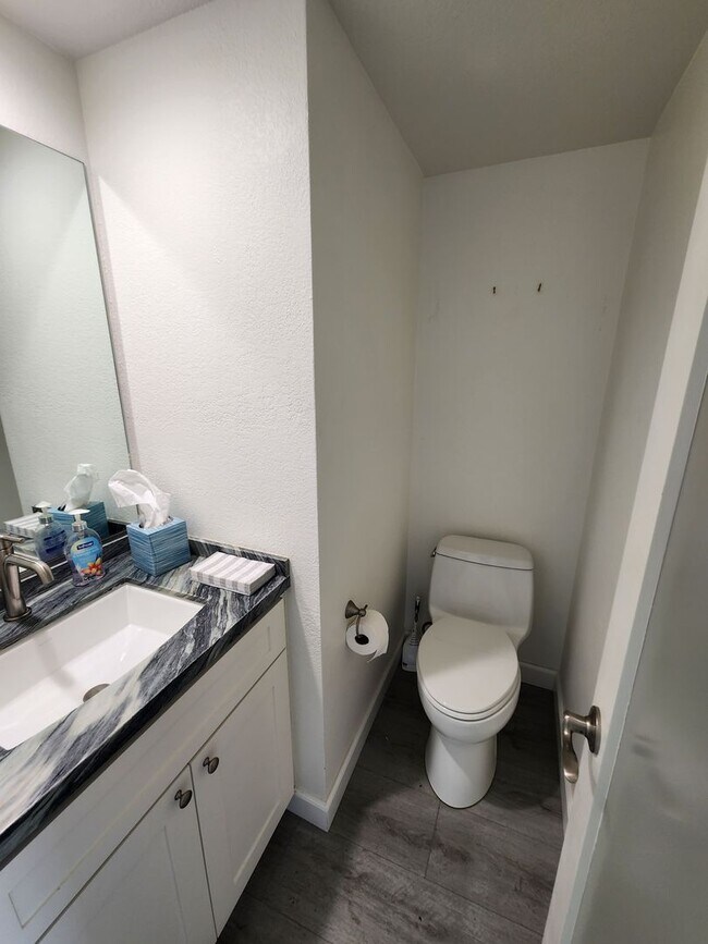 Building Photo - 3 Bedroom Townhouse in Solana Beach