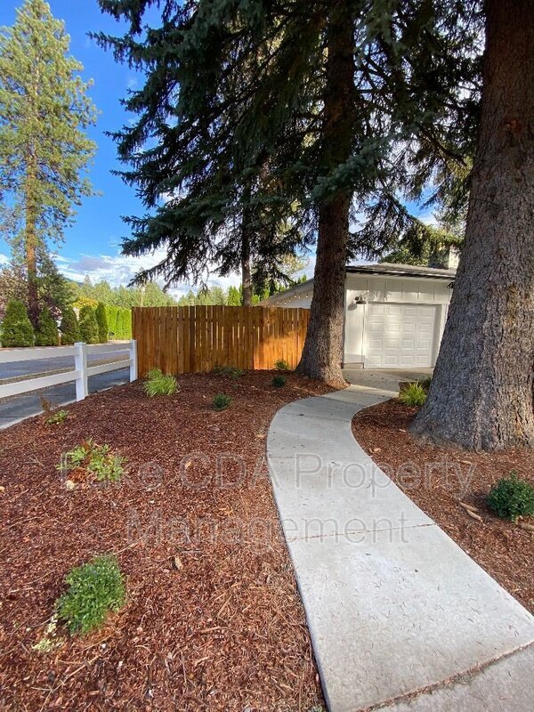 Building Photo - 3870 N Honeysuckle Dr