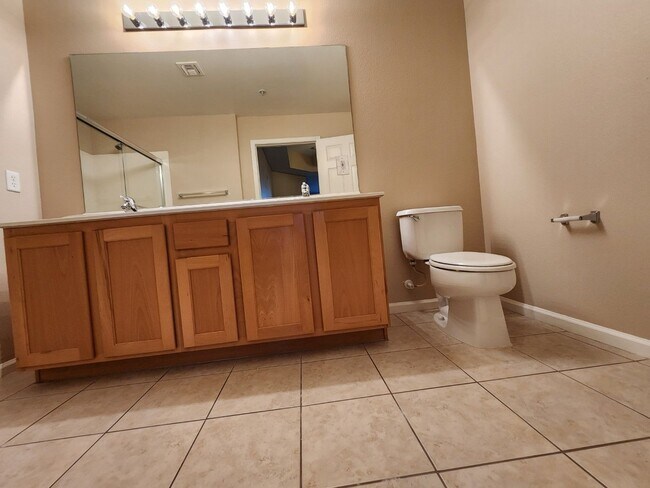 Building Photo - Great Park Ave Condo Unit!