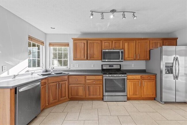 Building Photo - 700 Bush Dr