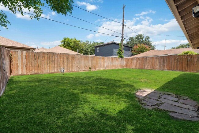 Building Photo - 205 Woodard St