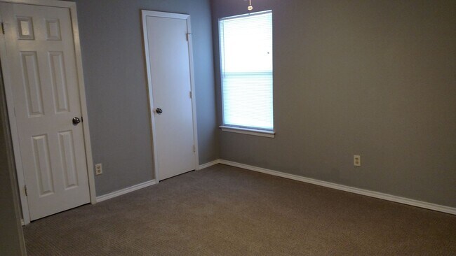 Building Photo - 2017 Paisley Dr