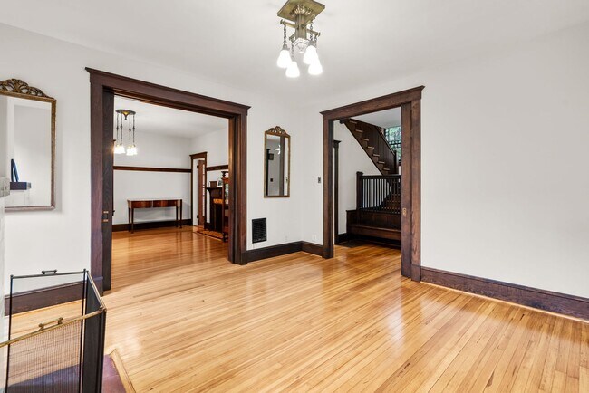 Building Photo - 4 Bed 3.5 bath - Kensington Victorian - Mo...