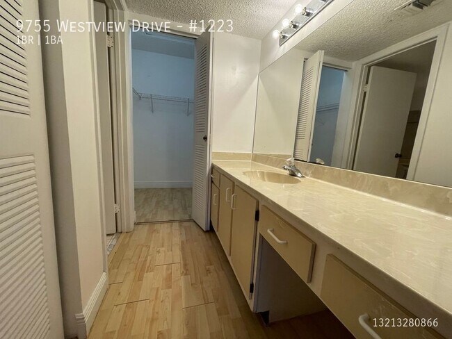 Building Photo - 9755 Westview Dr