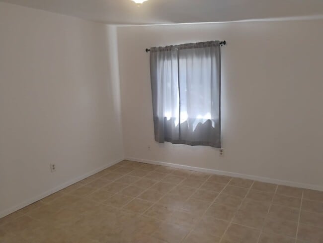 Building Photo - 104-106 1/2 Fishering Dr