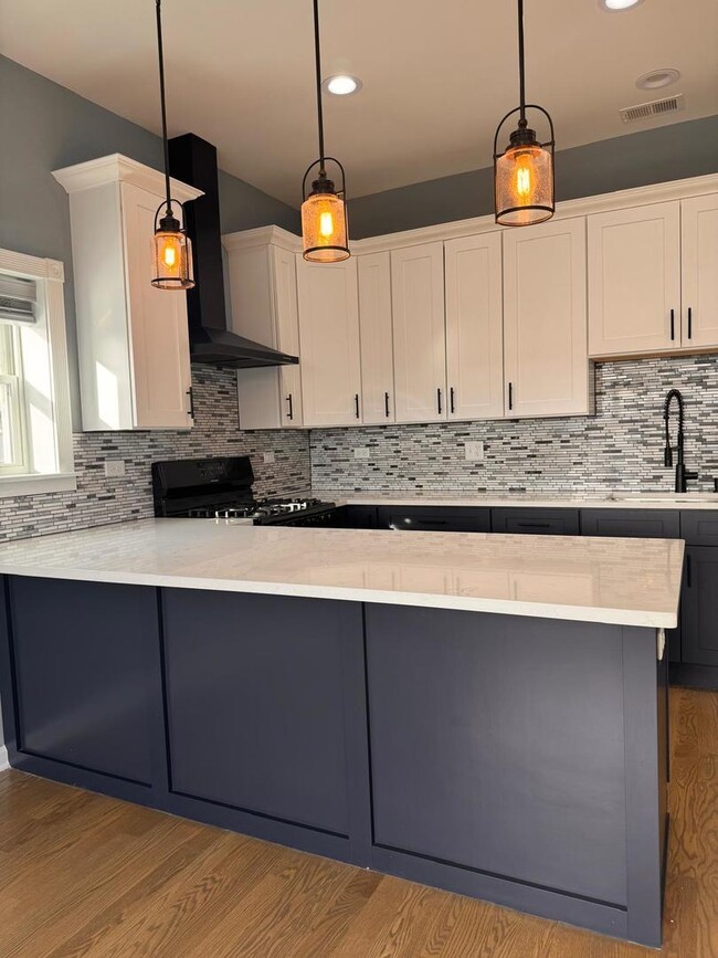 Building Photo - 5938 W Montrose Ave