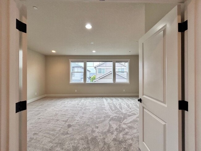 Building Photo - Incredibly Large 4 Bed 2.5 Bath Charmer!