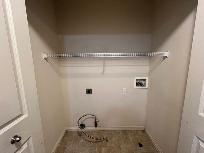 Building Photo - **Move-In Discount** 3 bedroom, 2.5 Bath Town home