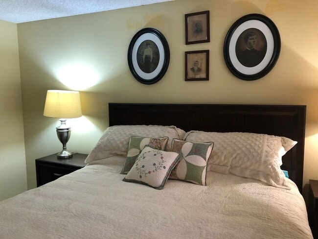 Building Photo - Lovely home with all the comforts of home. Short or Long term furnished term furnished or unfurni...