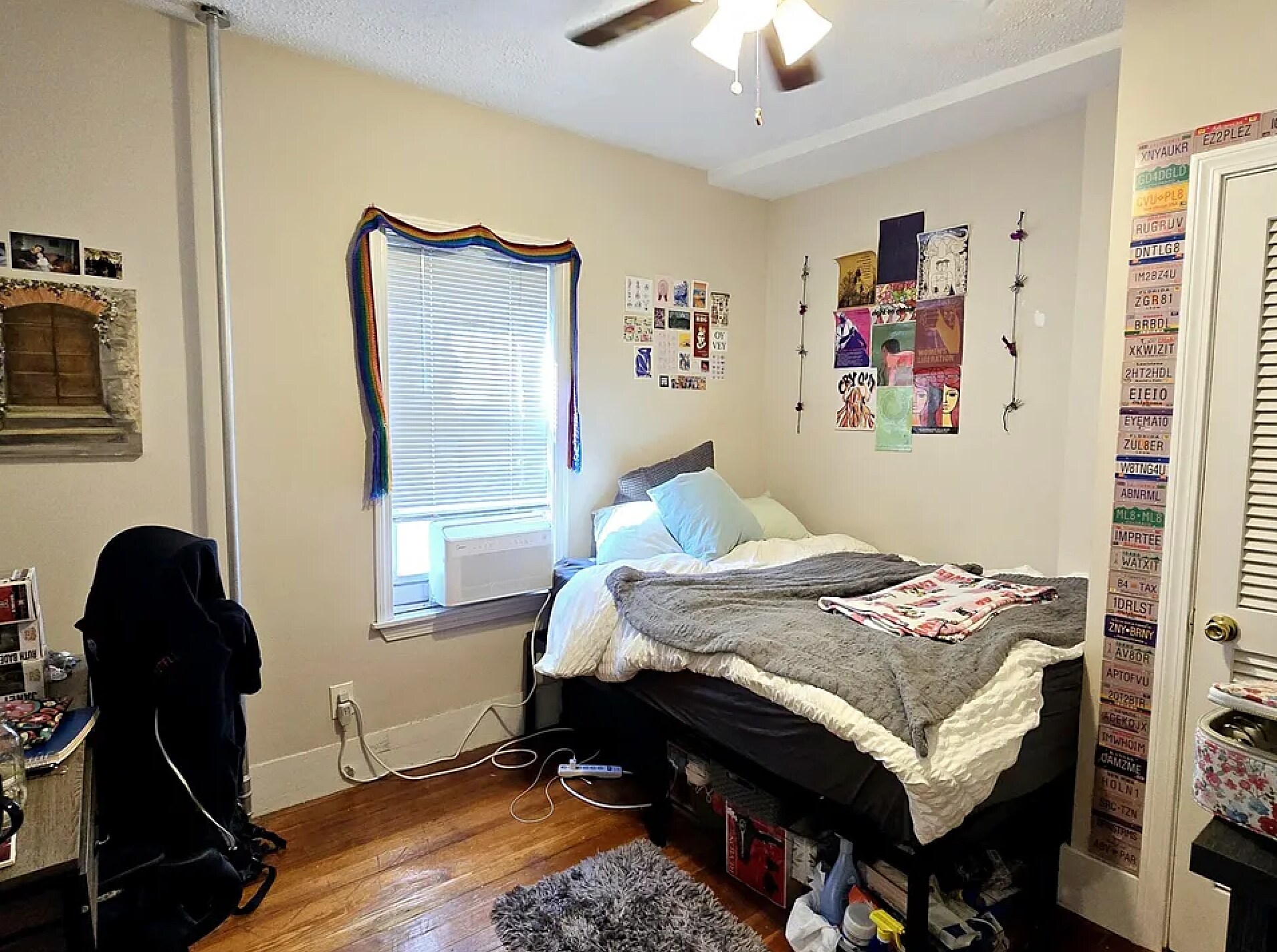Bedroom 3 - queen sized bed and desk - 43 Curtis St