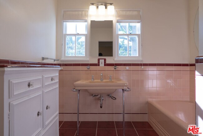 Building Photo - 2401 Meadow Valley Terrace