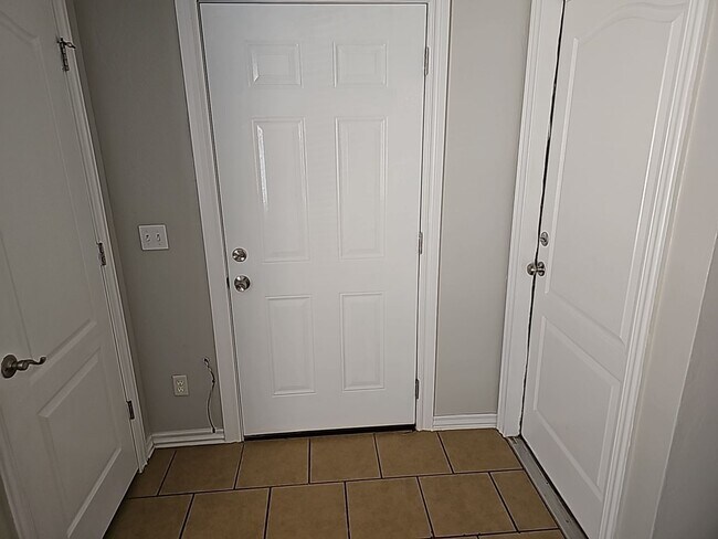 Building Photo - 4 Bedroom 2 Bath Duplex in Mustang!  $1270 Per month!
