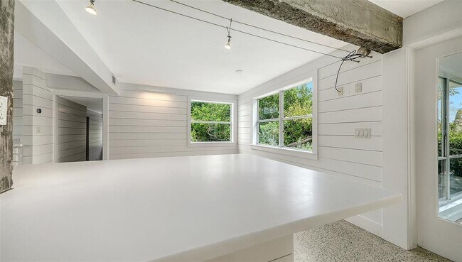 Building Photo - 7665 Sanderling Rd