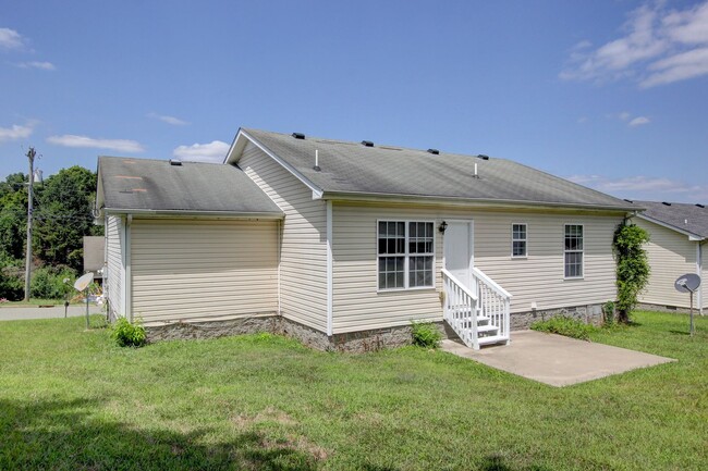 Building Photo - Hurry.  3 bed 2 bath 1 car under $1400