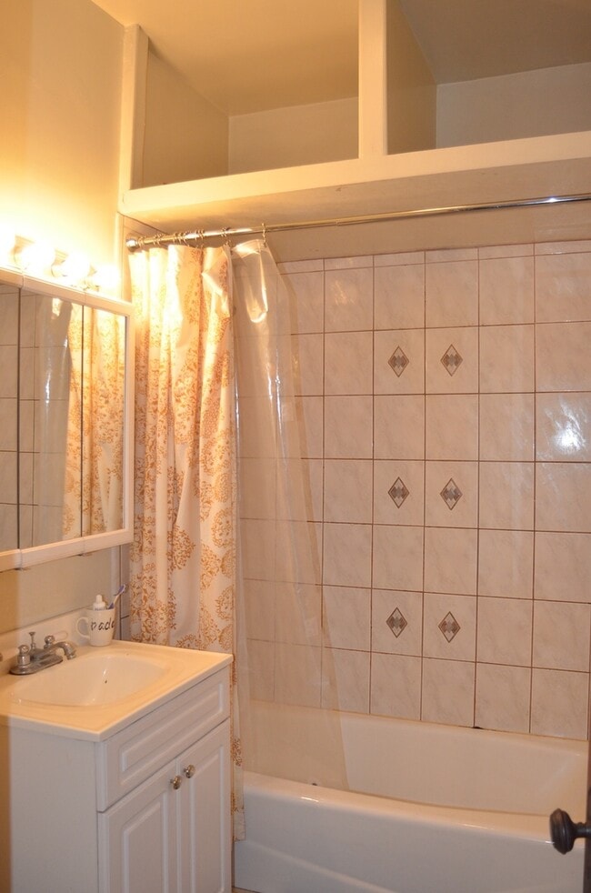 Building Photo - Lovely 2 bedroom in the heart of Ukrainian Village