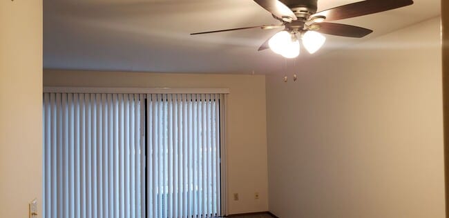 Building Photo - 3 BEDROOOM/1.5 BATH TOWNHOUSE